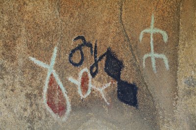 Indische Petroglyphen Nordamerikas. Gemälde in den 50er Jahren für die Dreharbeiten eines Westerns hinzugefügt. Joshua Tree Nationalpark, Kalifornien, USA. Nordamerikanische Indianerkultur von Unknown